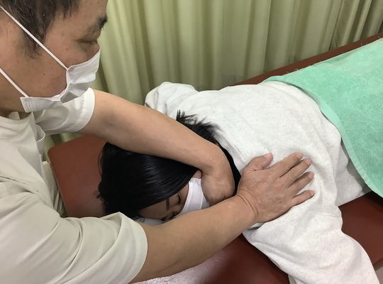 首の施術